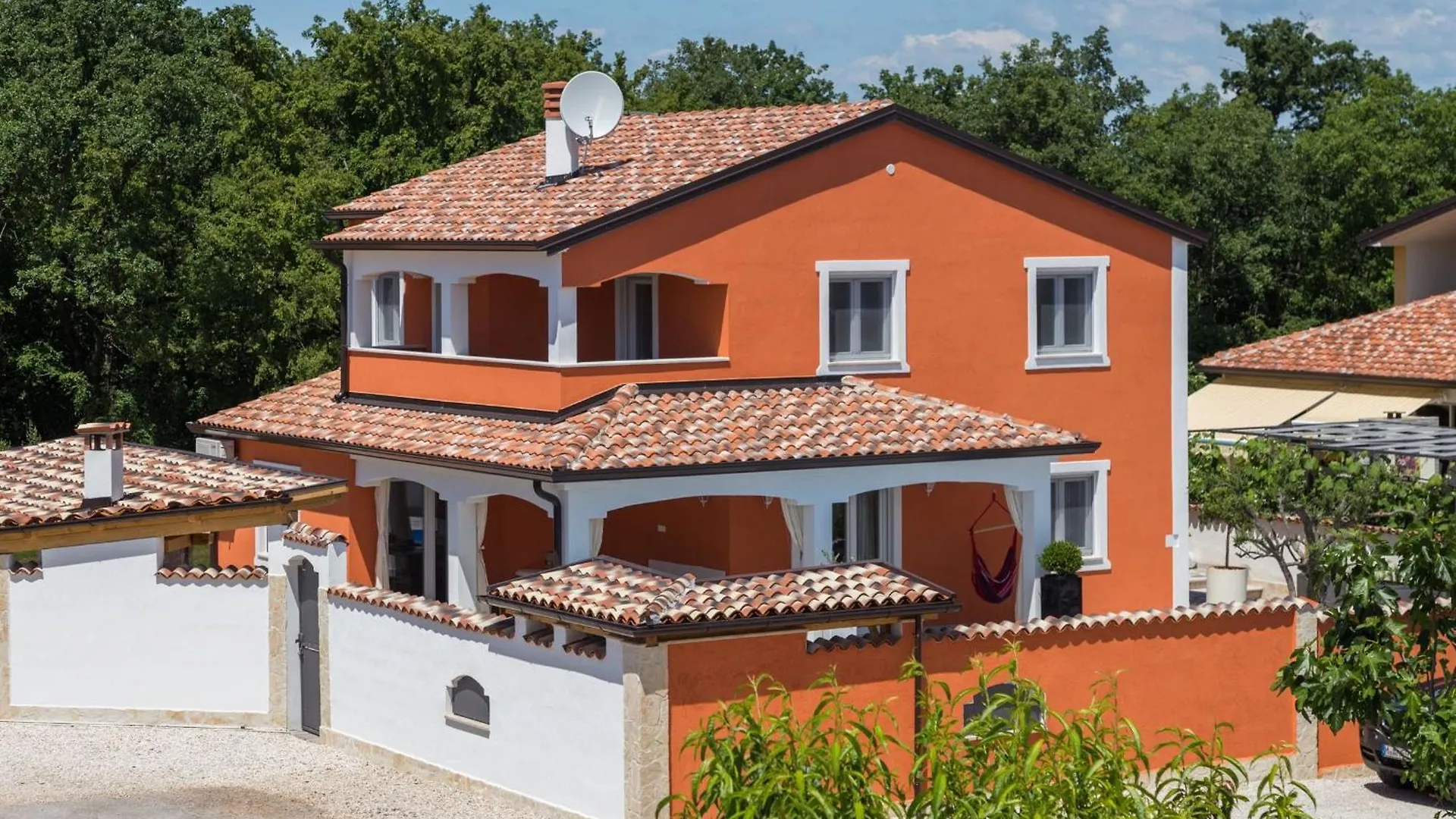 Semesterbostad Geraeumige Villa Deni Mit Pool Kaldanija